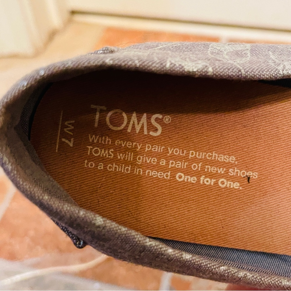 Toms Gray/Metallic Silver Leaf Pattern Flats! - image 8
